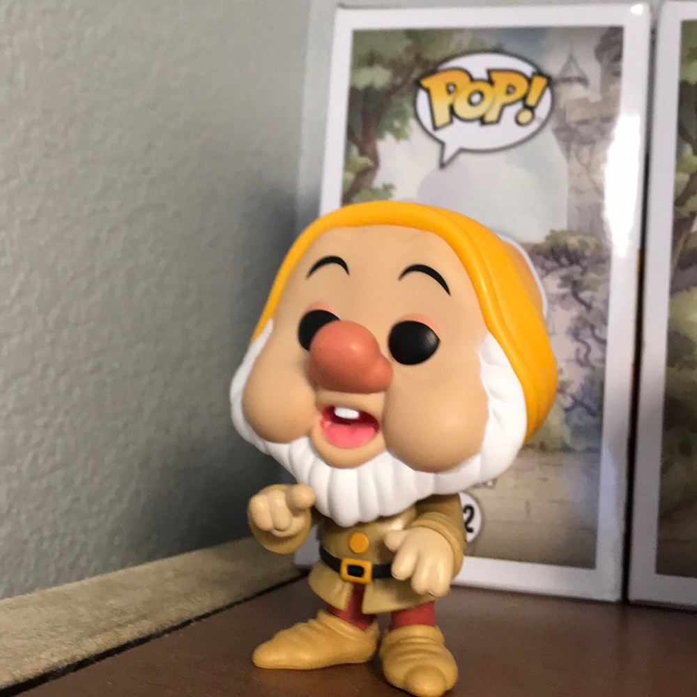 Sneezy funko pop figure Disney